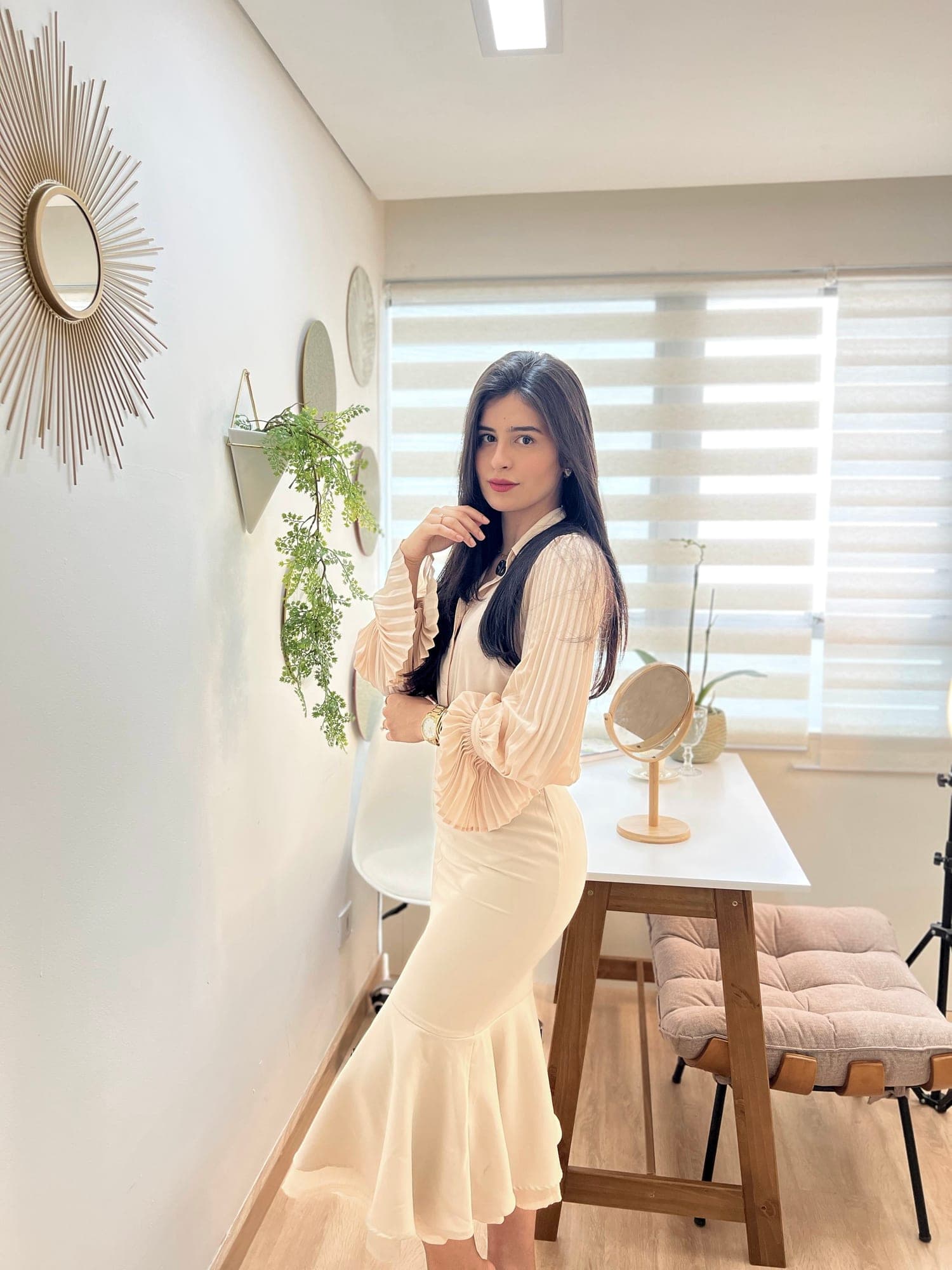 Dra. Samila Amielli em seu consultório em Colombo